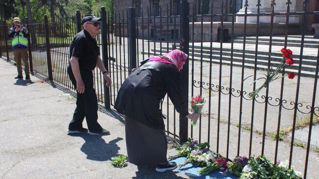 Жители Одессы несут цветы к Дому профсоюзов в память о погибших в 2014 году