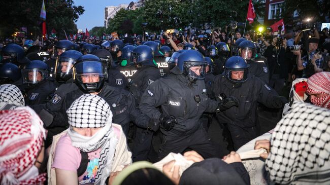 Столкновения немецкой полиции с демонстрантами во время первомайской акции протеста в Берлине
