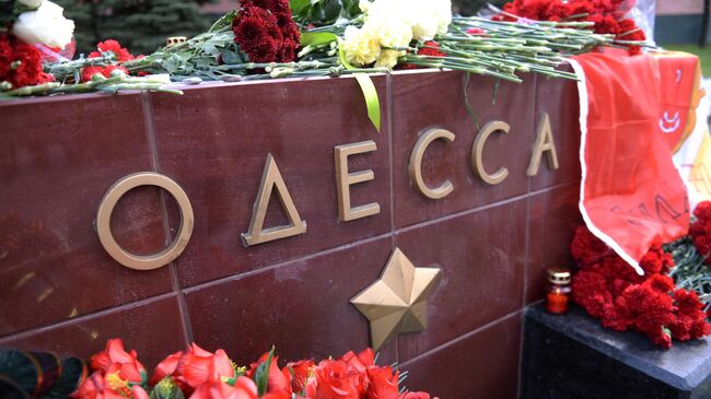 Тумба города Одессы у мемориала Могила Неизвестного Солдата в Александровском саду в Москве, куда горожане возлагают цветы в память о погибших при пожаре в одесском Доме профсоюзов