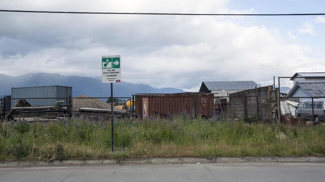 Знак с указанием направления эвакуации в случае цунами в Чили