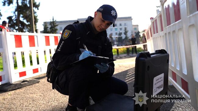 Сотрудник полиции Украины на Куликовом поле в Одессе, где мужчина набросился на полицейского и ранил его