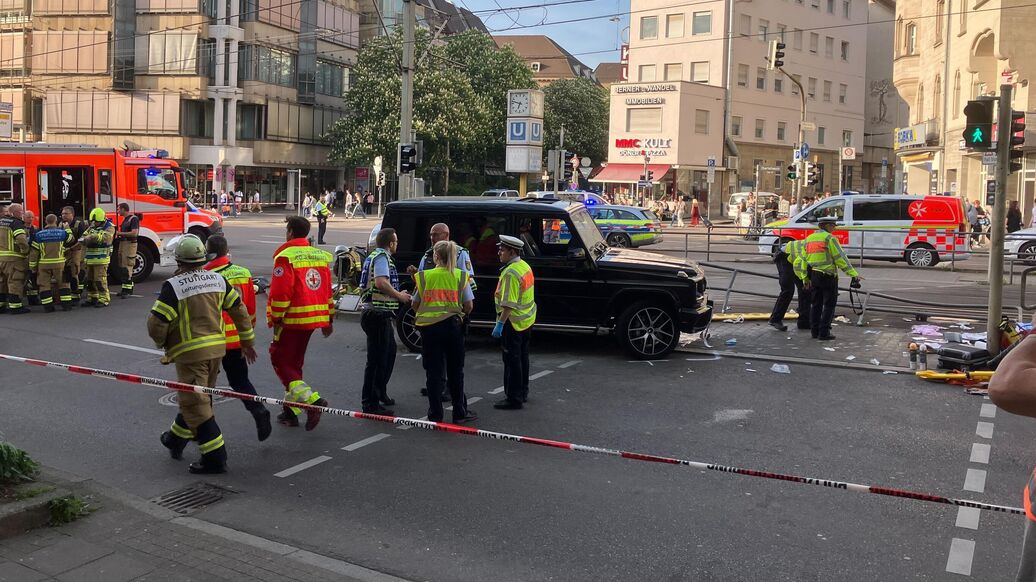 В Штутгарте автомобиль въехал в толпу, есть пострадавшие