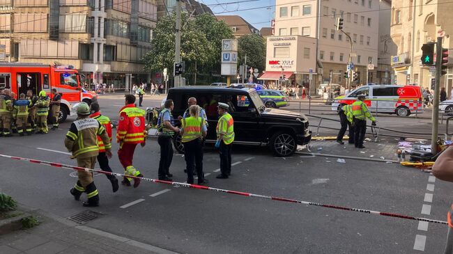 Сотрудники экстренных служб на месте наезда автомобиля на людей в Штутгарте, Германия