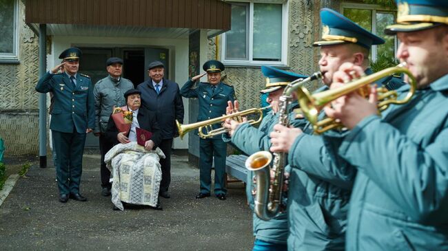 Военнослужащие Национальной гвардии МВД РК почтили ветерана войны Фёдора Щеглова по случаю 80-летия Победы