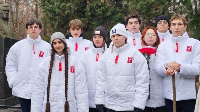 Юные москвичи восстанавливают столичные памятники и мемориалы к 80-летию Победы