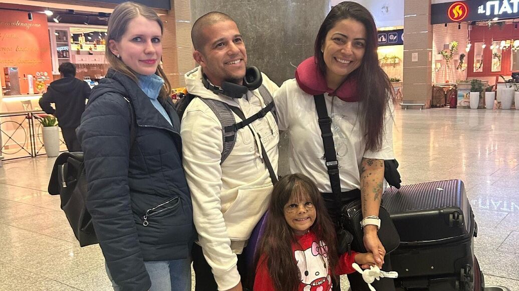 © Фото :  Гигантский Невус | Лечение/ВКонтакте<br>Девочка из США Луна Феннер вновь приехала в частную клинику в Санкт-Петербурге для продолжения лечения