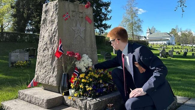 Дипломаты посольства РФ в Норвегии посетили советские воинские захоронения 