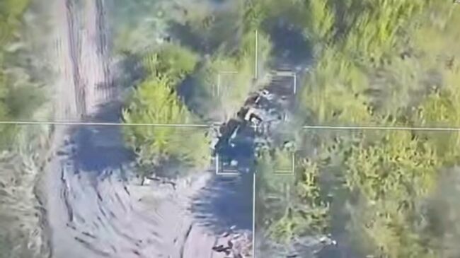 Российские военнослужащие группировки войск Север уничтожили с помощью барражирующего боеприпаса Ланцет боевую машину пехоты Bradley в Сумской области Украины