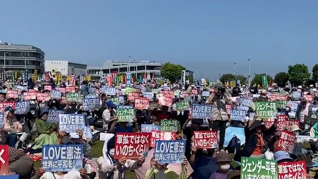 Митинг и демонстрация в Токио в защиту девятой мирной статьи конституции Японии 