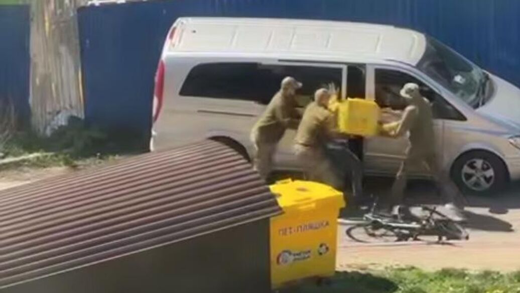 © Кадр видео из соцсетей<br>Сотрудники военкомата в Луцке на Украине схватили на улице курьера службы доставки и затолкали его в микроавтобус против его воли