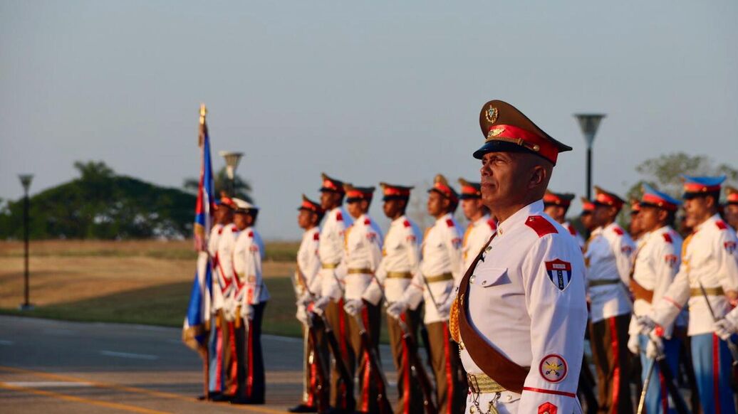 Лидер Кубы и посол России возложили цветы у мемориала ко дню Победы