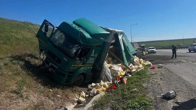 Место ДТП с грузовиком на трассе М-4 в Ростовской области