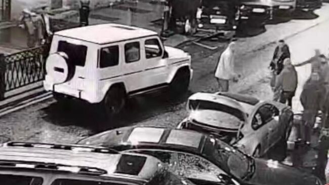 Петербурженка на Mercedes въехала на тротуар у кафе в центре города