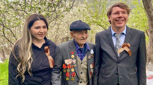 Российские дипломаты и представители фонда Наследие и Прогресс вручили в Армении подарки ветерану Великой Отечественной войны Акопу Варданяну