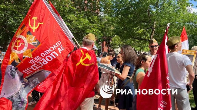 Участники акции Бессмертный полк собираются у Белого дома в центре Вашингтона для участия в памятном шествии. 3 мая 2025