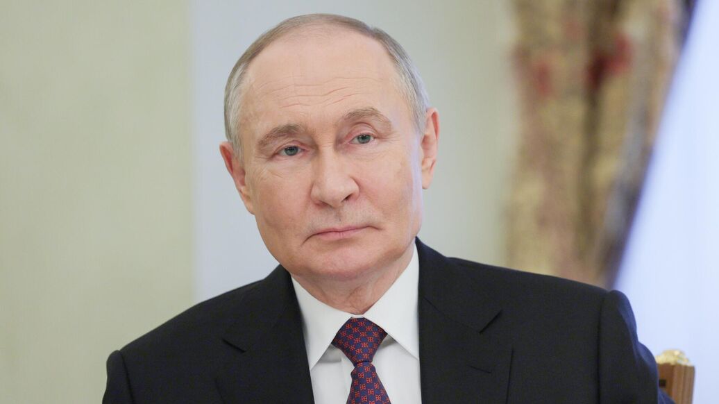 Путин признал, что во время "Норд-Оста" впервые встал на колени для молитвы