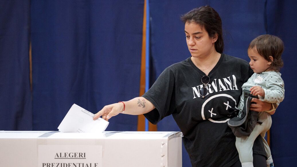 Мэр Бухареста занимает второе место на выборах президента Румынии