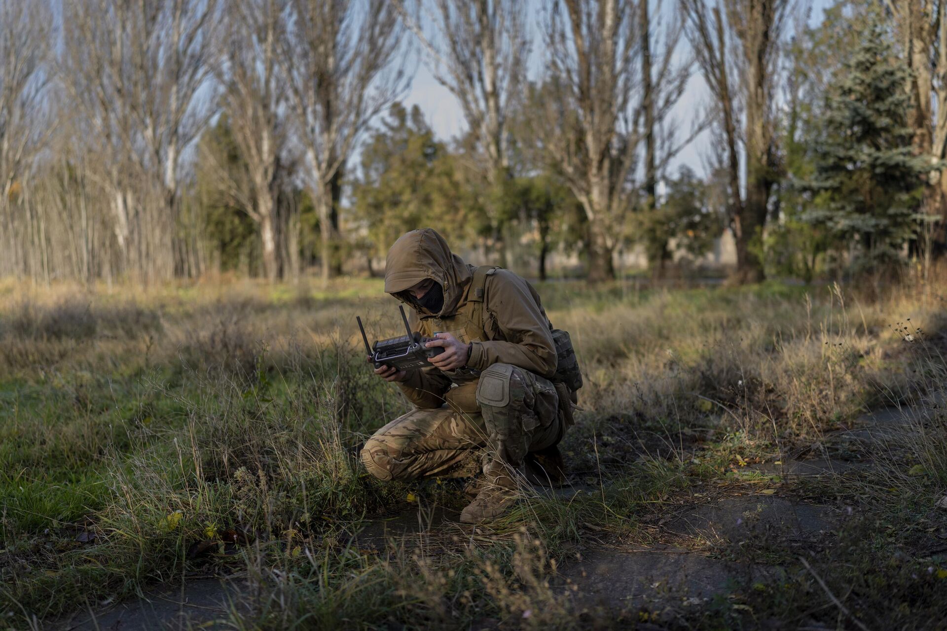 Украинский военнослужащий управляет дроном - РИА Новости, 1920, 11.06.2025