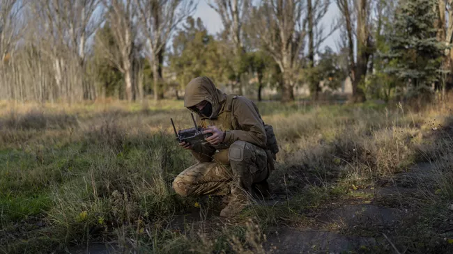 Украинский военнослужащий управляет дроном