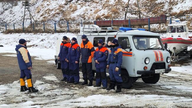 Спасатели в районе Карамкенского перевала в Магаданской области, где на двух сноубордисток сошла лавина