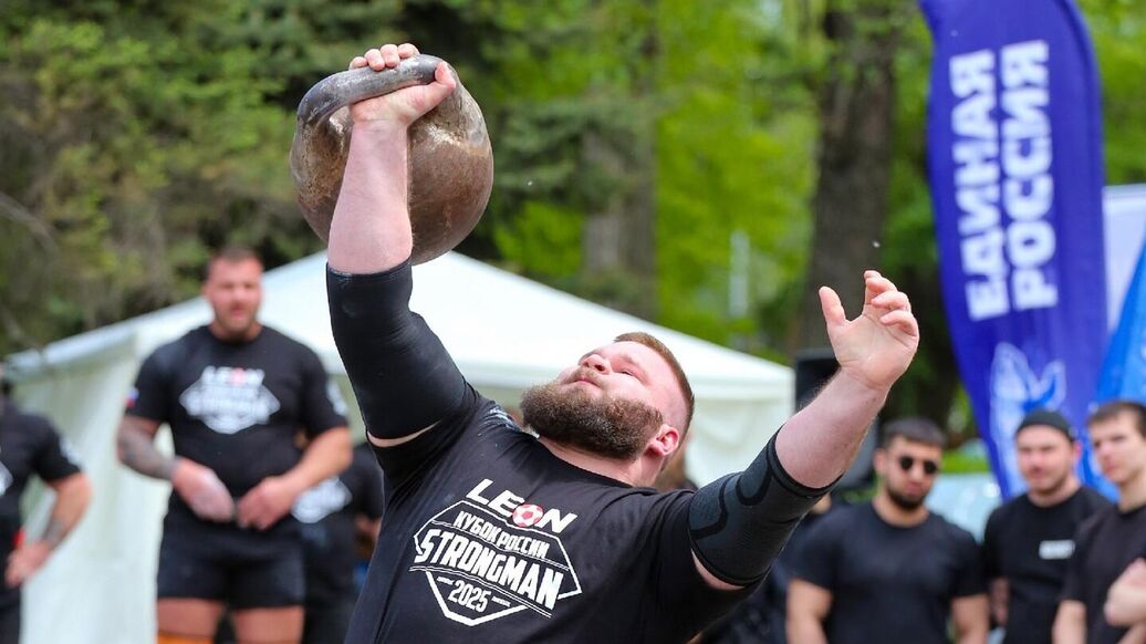 Россиянин установил мировой рекорд по подъему гигантской гири