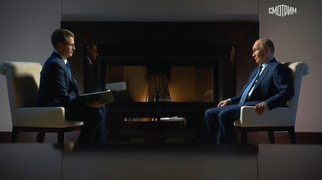 Корреспондент телеканала Россия 1 Павел Зарубин и президент РФ Владимир Путин во время интервью 