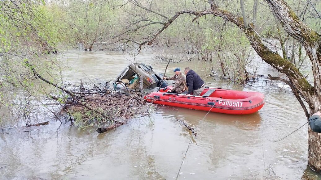 © Фото :  Министерство ГОЧС Приморья/Telegram<br>Пожарные спасли трёх человек, взобравшихся на крышу затопленного автомобиля, который сносило мощным течением после ливней в Приморье. Архивное фото