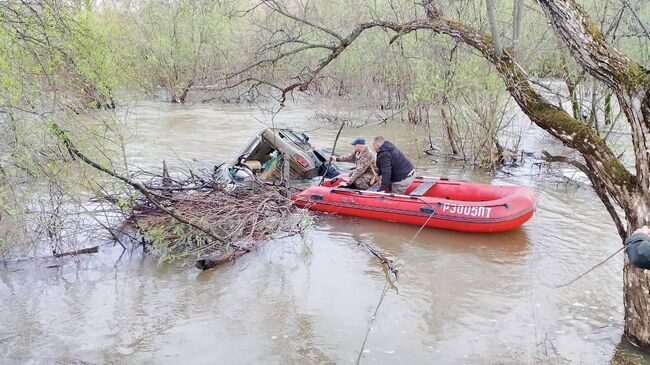 Пожарные спасли трёх человек, взобравшихся на крышу затопленного автомобиля, который сносило мощным течением после ливней в Приморье