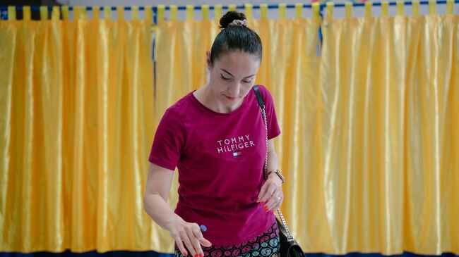 Голосование на избирательном участке во время президентских выборов в Румынии. 4 мая 2025