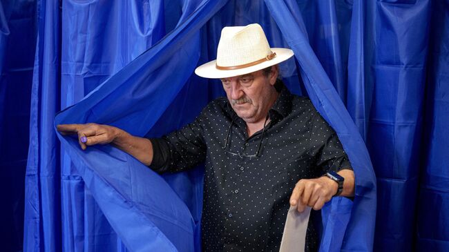 Голосование на избирательном участке во время президентских выборов в Румынии. 4 мая 2025