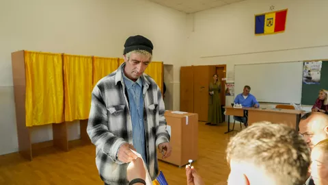 Голосование на избирательном участке во время президентских выборов в Румынии