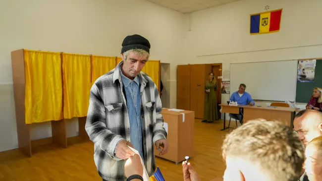 Голосование на избирательном участке во время президентских выборов в Румынии