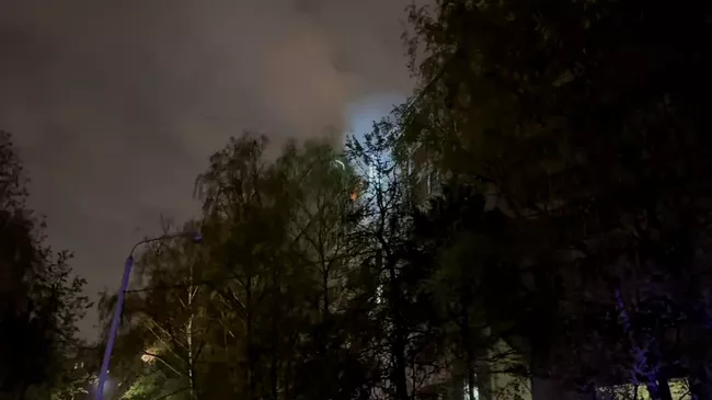 Кадры с места пожара в девятиэтажке на юго-западе Москвы