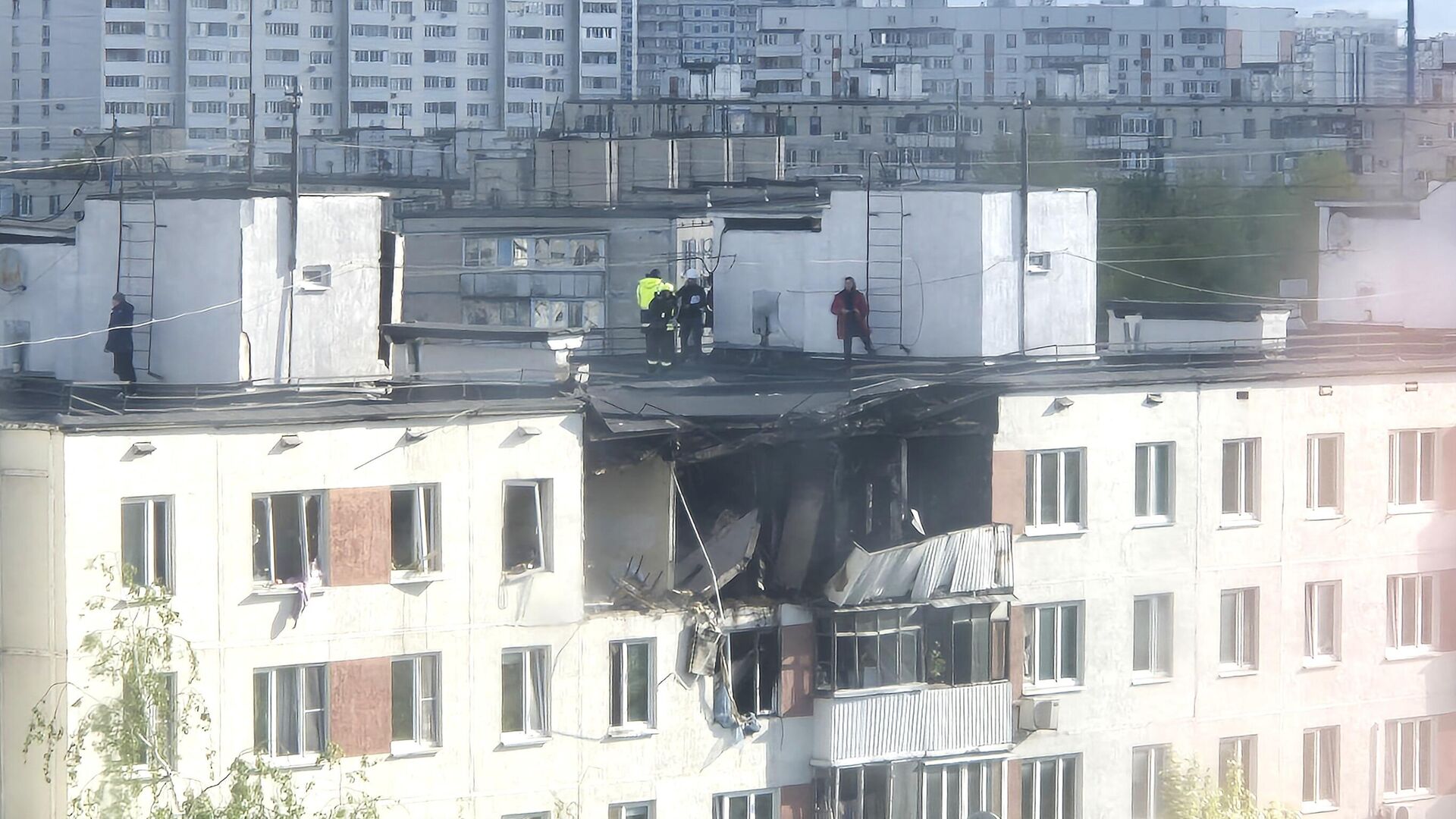 Ликвидация последствий пожара в многоэтажном доме на улице Генерала Тюленева в Москве - РИА Новости, 1920, 05.05.2025