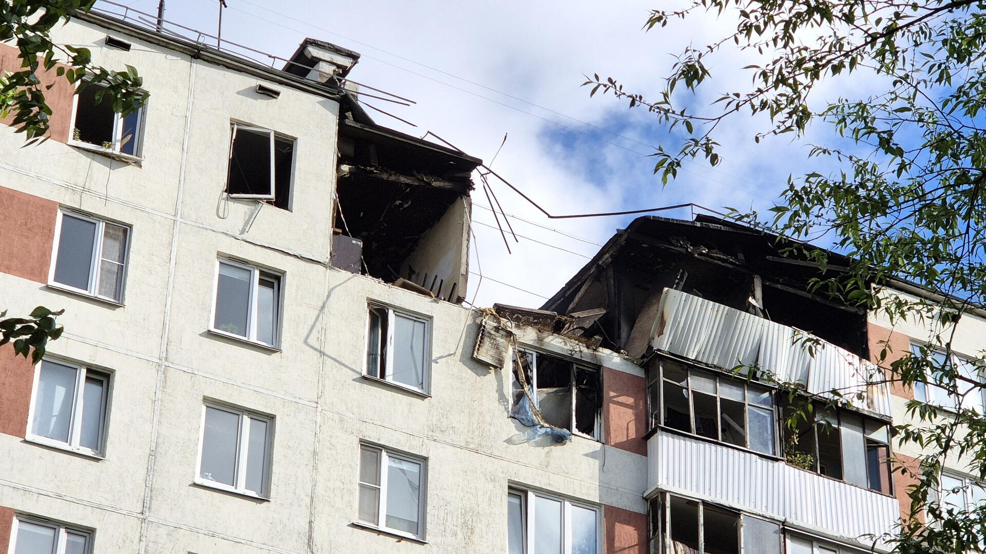 Ликвидация последствий пожара в многоэтажном доме на улице Генерала Тюленева в Москве - РИА Новости, 1920, 05.05.2025