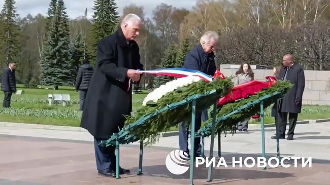 Президент Кубы Мигель Диас-Канель Бермудес возложил цветы к монументу Мать-Родина на Пискаревском мемориальном кладбище. Кадр видео