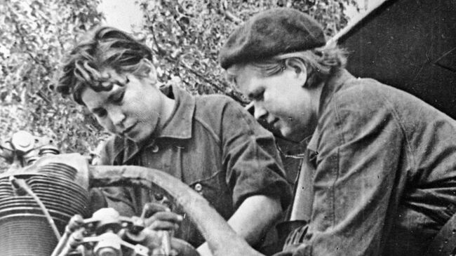 Гвардии техник-лейтенанты 588-ого ночного легкобомбардировочного авиационного полка Мария Антиповна Щелканова и Вера Васильевна Дмитренко готовят самолет к боевому вылету в пункте базирования в станице Ассиновская