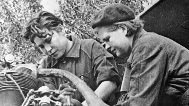 Гвардии техник-лейтенанты 588-ого ночного легкобомбардировочного авиационного полка Мария Антиповна Щелканова и Вера Васильевна Дмитренко готовят самолет к боевому вылету в пункте базирования в станице Ассиновская