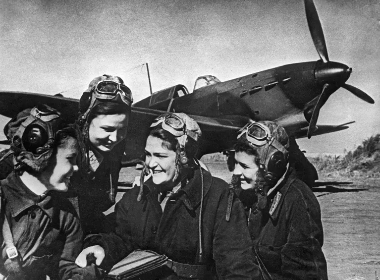 Летчицы 586-го женского истребительного авиационного полка в составе войск ПВО СССР : Галина Бурдина, Тамара Памятных, Валерия Хомякова, Валентина Лисицина у боевой машины ЯК-9 на аэродроме Анисовка под Саратовом Летчицы 586-го женского истребительного авиационного полка в составе войск ПВО СССР : Галина Бурдина, Тамара Памятных, Валерия Хомякова, Валентина Лисицина у боевой машины ЯК-9 на аэродроме Анисовка под Саратовом