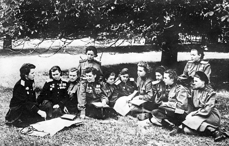 Командир эскадрильи 46-го гвардейского ночного бомбардировочного авиаполка гвардии майор Евдокия Андреевна Никулина и штурман Евгения Максимовна Руднева ставят боевую задачу летному составу Командир эскадрильи 46-го гвардейского ночного бомбардировочного авиаполка гвардии майор Евдокия Андреевна Никулина и штурман Евгения Максимовна Руднева ставят боевую задачу летному составу