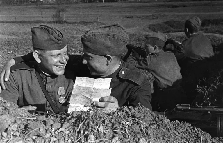 Бойцы батальона автоматчиков 36-й гвардейской танковой бригады 4-го механизированного корпуса гвардии красноармеец Василий Подрезов делится с гвардии красноармейцем Михаилом Щербаковым известиями, полученными от родных Бойцы батальона автоматчиков 36-й гвардейской танковой бригады 4-го механизированного корпуса гвардии красноармеец Василий Подрезов делится с гвардии красноармейцем Михаилом Щербаковым известиями, полученными от родных