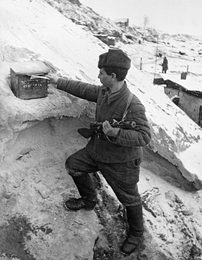 Боец Сталинградского фронта отправляет письмо домой Боец Сталинградского фронта отправляет письмо домой