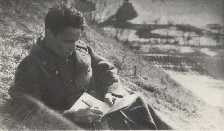 Солдат на привале, 1943-1945 годы
