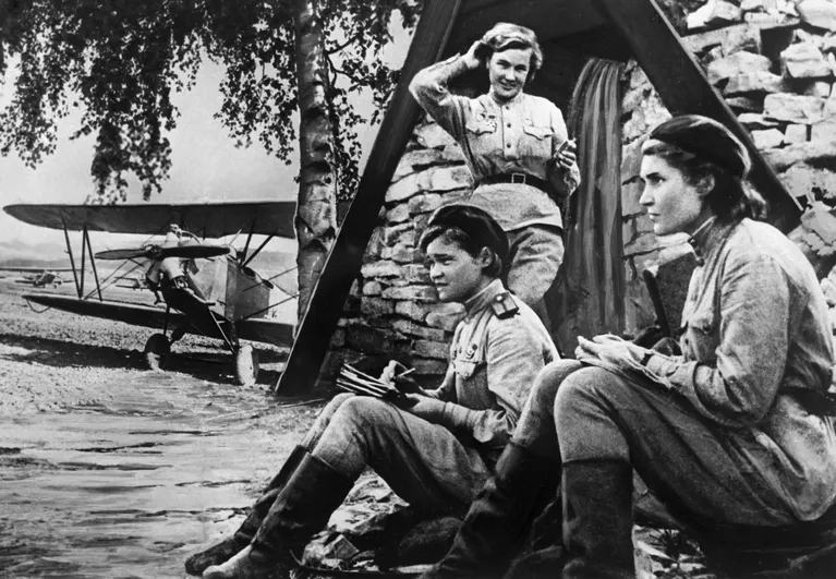 Лётчицы 46-го гвардейского авиационного полка: Ирина Себрова, Вера Белик и Надежда Попова Лётчицы 46-го гвардейского авиационного полка: Ирина Себрова, Вера Белик и Надежда Попова