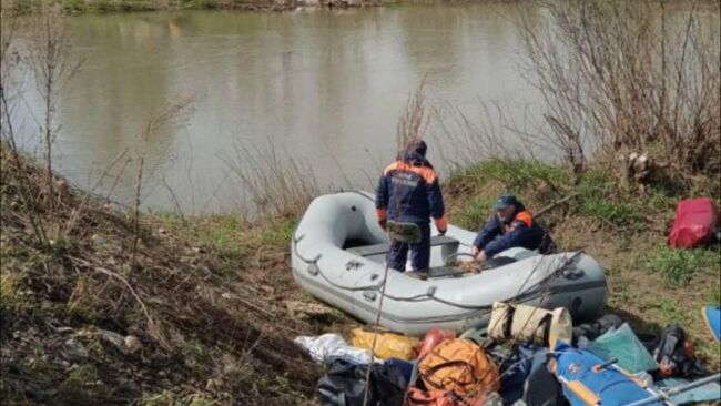 Спасатели нашли тело туриста, который упал с катамарана во время сплава по горной реке Малый Инзер в Башкирии