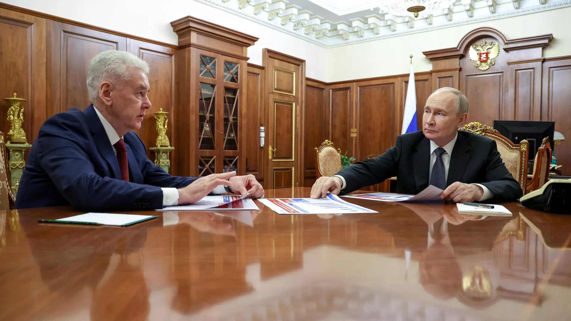 Президент РФ Владимир Путин и мэр Москвы Сергей Собянин во время встречи - РИА Новости, 1920, 05.05.2025