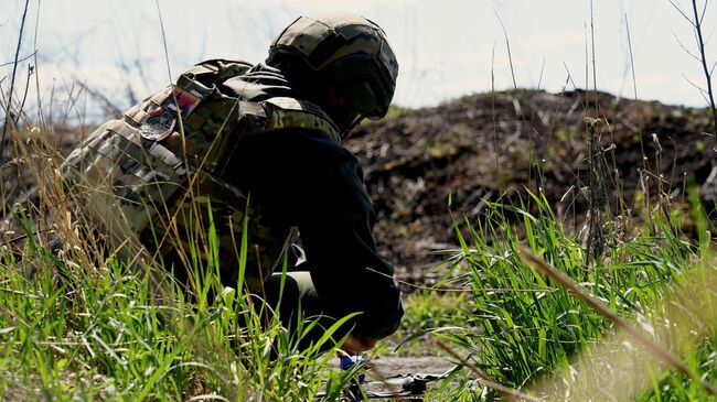 Инженер с позывным Танкист готовит дрон к взлету