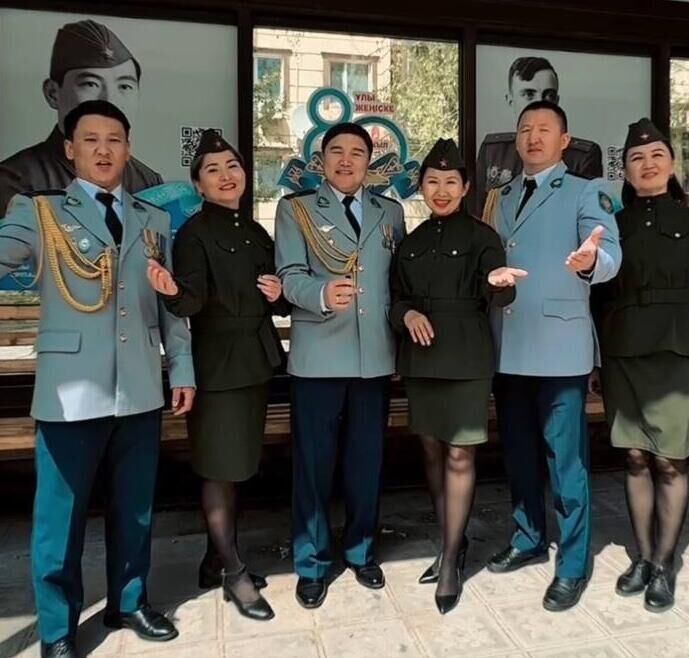 Сотрудники полиции Казахстана исполнили военные песни для пассажиров общественного транспорта в Костанае Сотрудники полиции Казахстана исполнили военные песни для пассажиров общественного транспорта в Костанае - РИА Новости, 1920, 29.10.2025