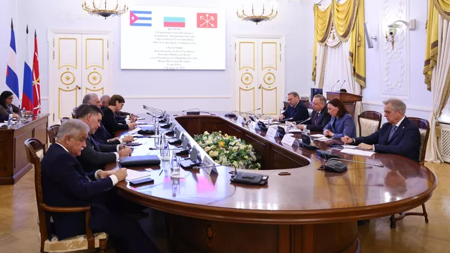 Губернатор Санкт-Петербурга Александр Беглов и президент Кубы Мигель Диас-Канель Бермудес во время встречи