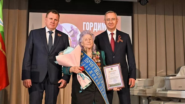 Ветеран Великой Отечественной войны Мария Власенкова, губернатор Калужской области Владислав Шапша (справа) и председатель регионального заксобрания Геннадий Новосельцев (слева)